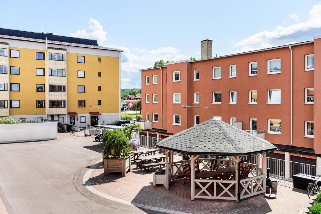 Föreningens innergård med trevlig takad uteplats