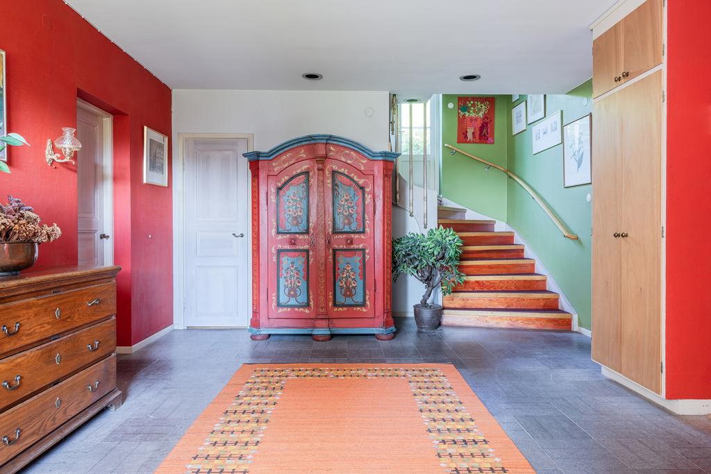 Rymlig hall med Borghamnsten 