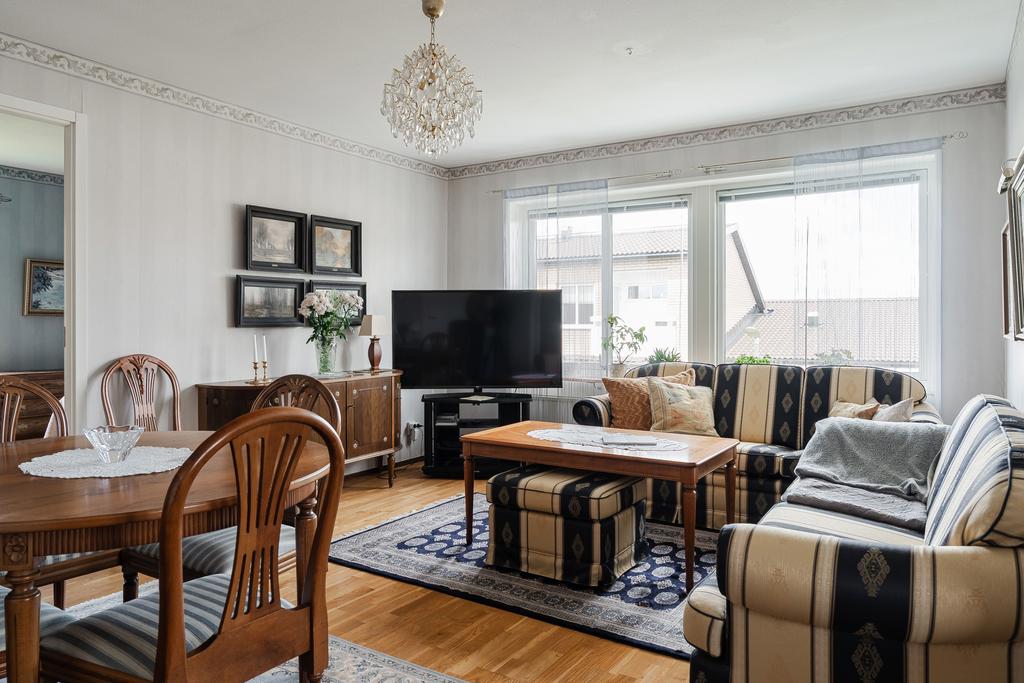 Ljust och trevligt vardagsrum där både soffa och matsalsbord får plats.