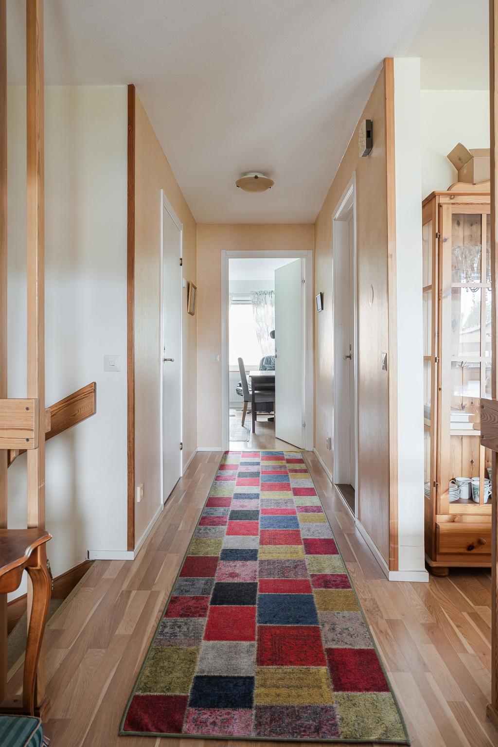 Inre hall med sovrum och badrum