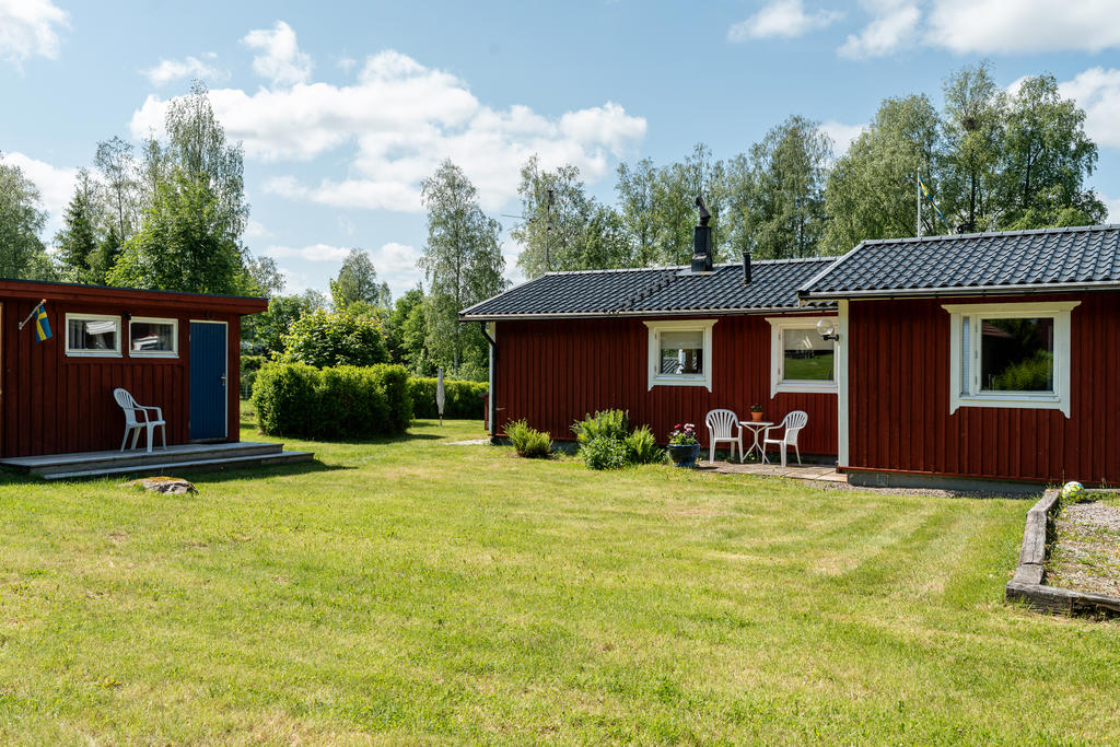 Baksida huset och gäststuga