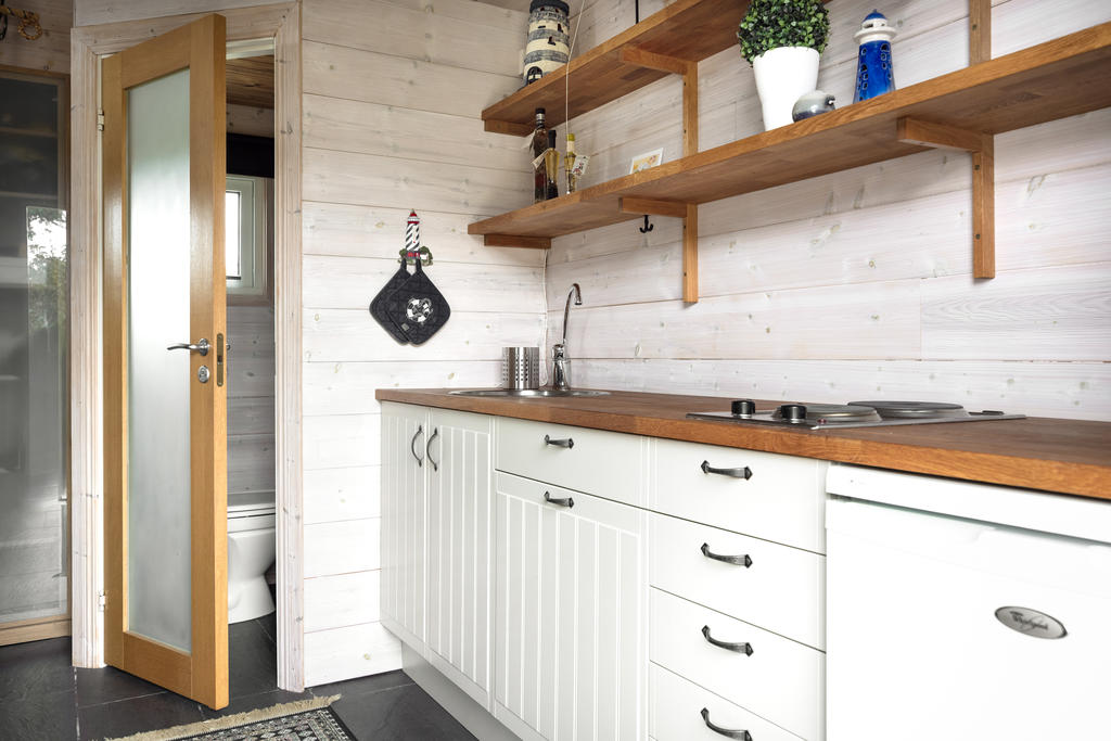 Gäststuga med pentry, wc samt sovplats och sovloft