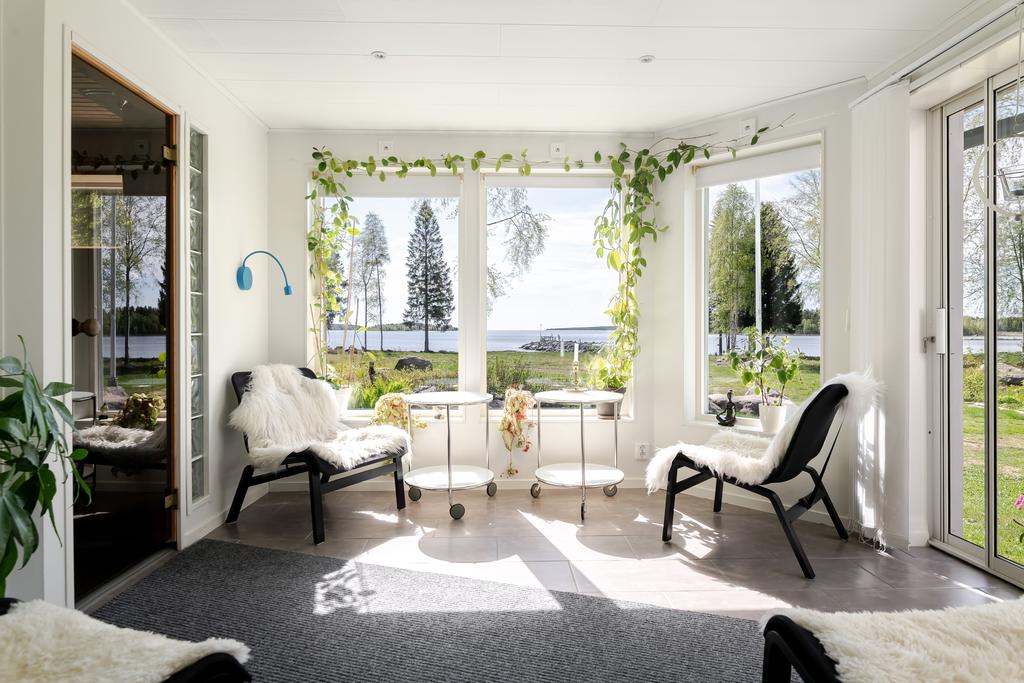 Bastu med relax. Utgång till uteplats och trädgård