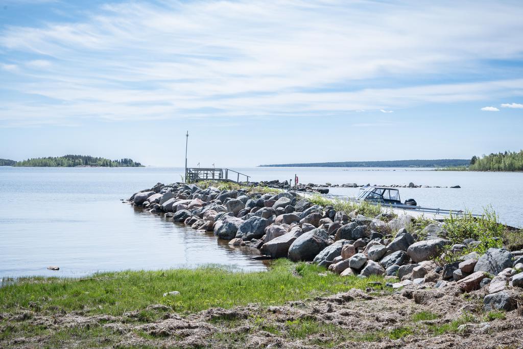 Plats för egen båt. Uteplats längst ut på piren.