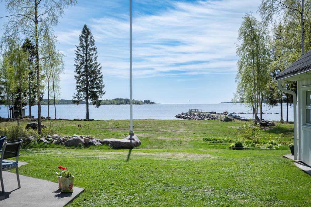 Underbar utsikt från gården mot havet och horisonten