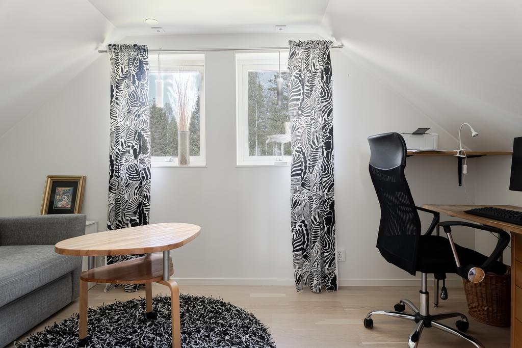 Sovrum, övre plan. Detta sovrum är möjligt att dela upp i två sovrum.
