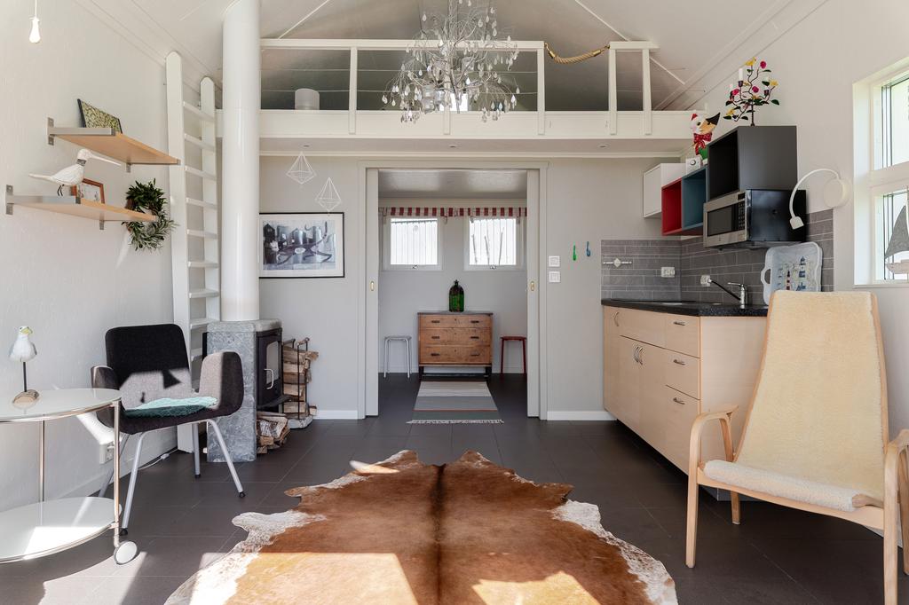 Gästhus med allrum, pentry, sovrum och loft.