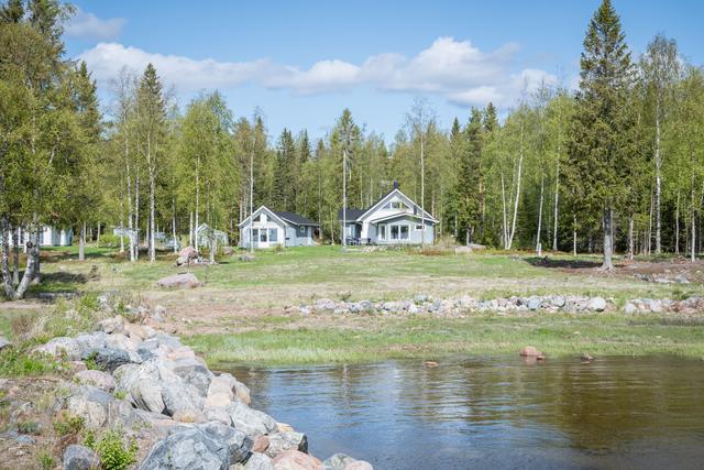 Vy från piren mot villan och gästhuset.