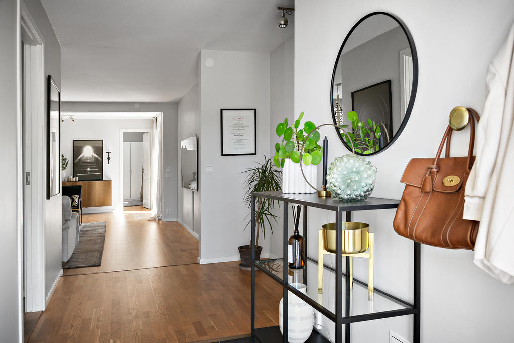 Välkomnade hall med plats för klädavhängning