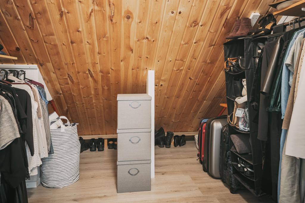 Praktisk förvaring/walk in closet i sidovind