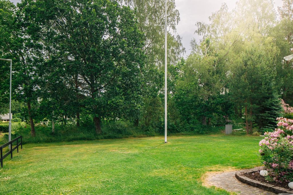 Baksidan som vetter mot trevligt skogsparti!