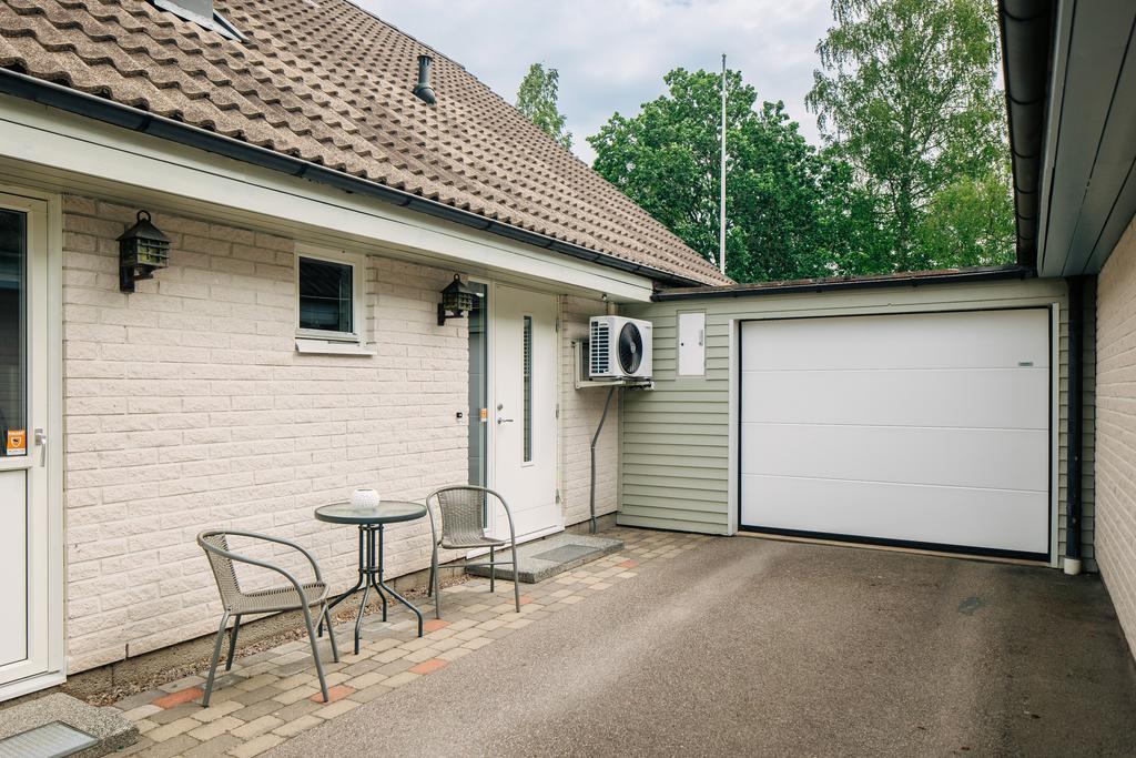 Praktiskt garage med elport