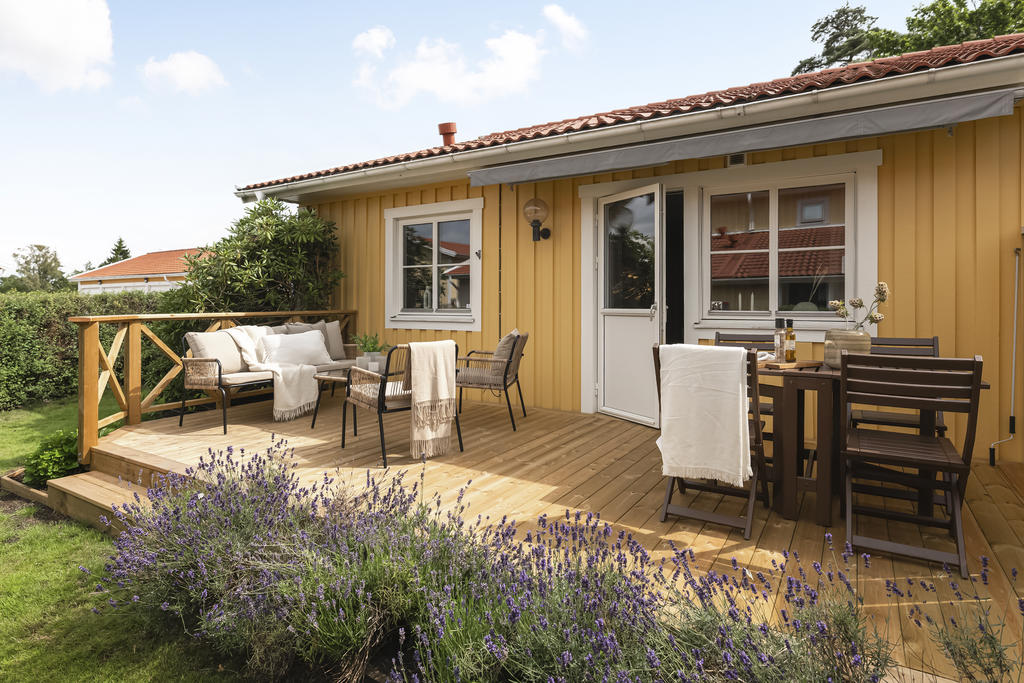 Den nybyggda altanen i perfekt solläge rymmer både matbord, loungemöbel och gillar du att grilla finns det även plats för grillen. Den eldrivna markisen ger perfekt skydd om solen blir för intensiv.