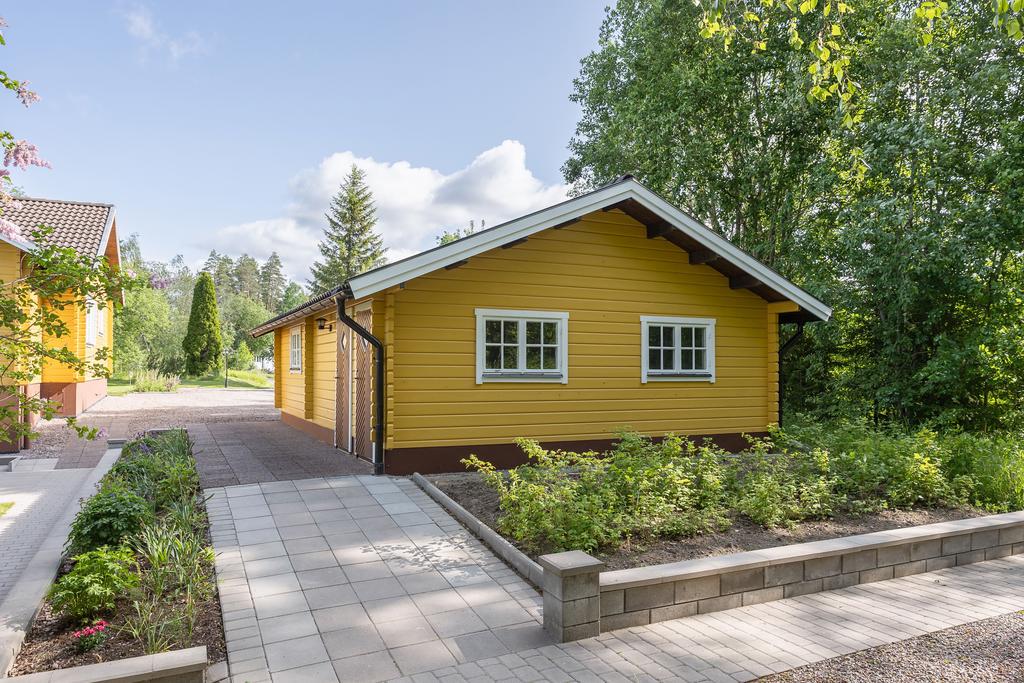 Trädgård på garagets baksida