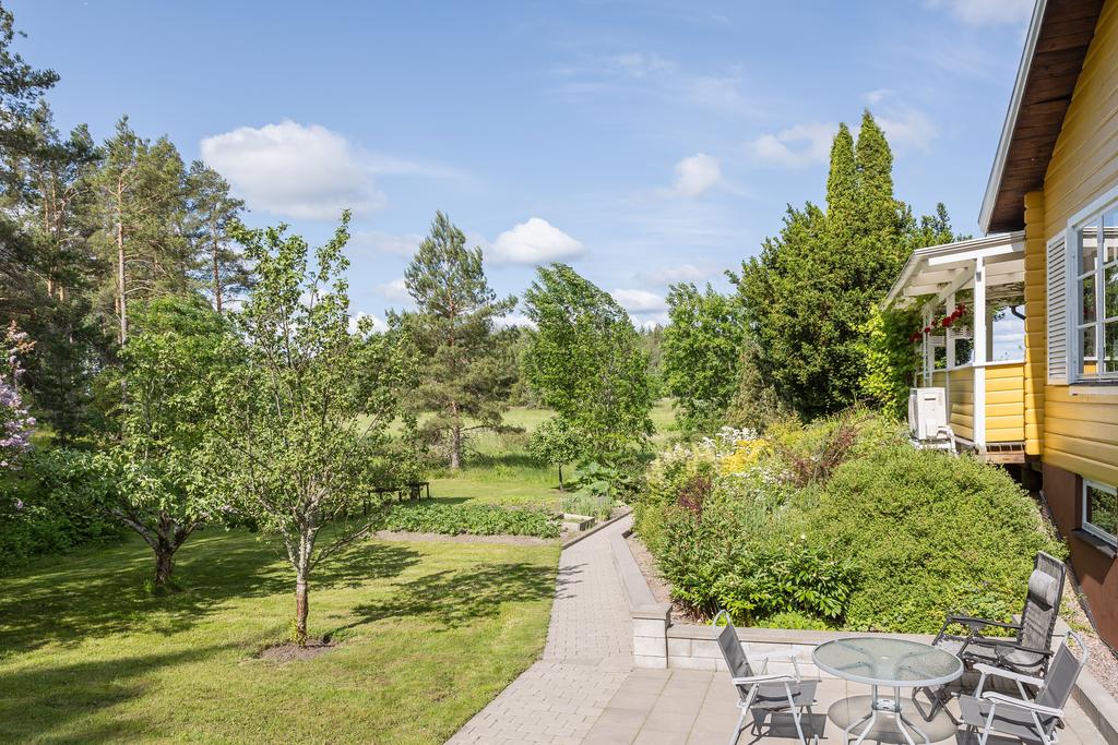 Trädgård på husets baksida