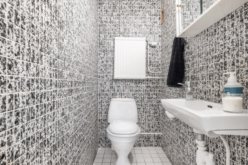 Gästtoalett på entréplan