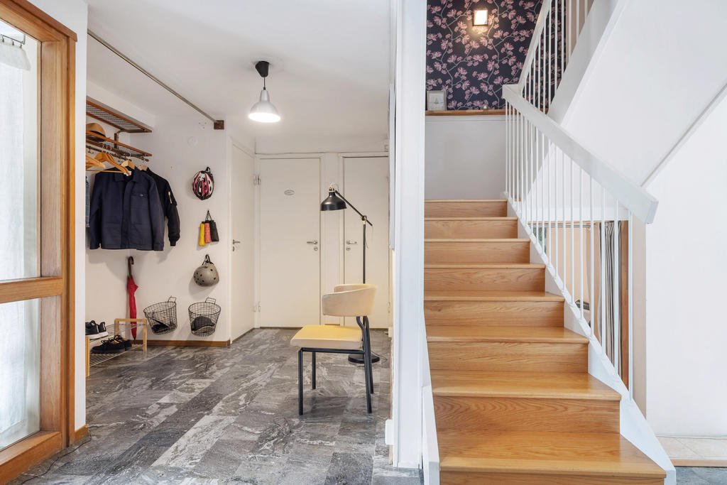 Avhängning och trapp till övre plan