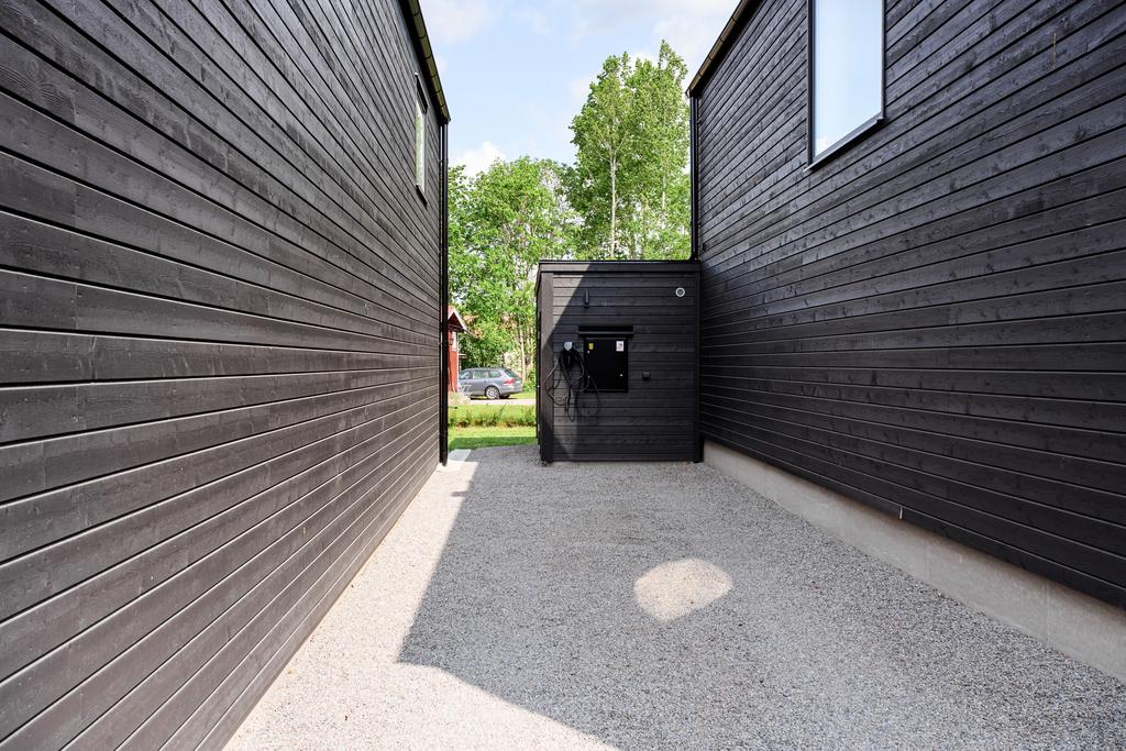 Plats för två bilar på gårdsplanen samt elbilsladdare