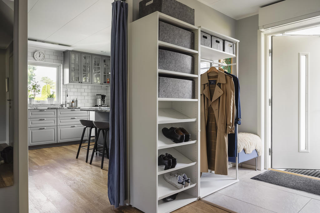 Hall med köket innanför