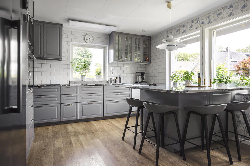 Trivsamt kök med stor köksö