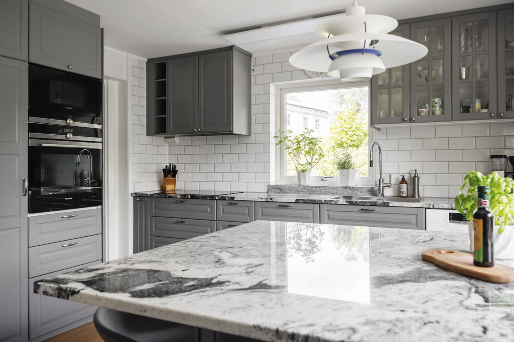 Rejäl köksö med vacker stenskiva