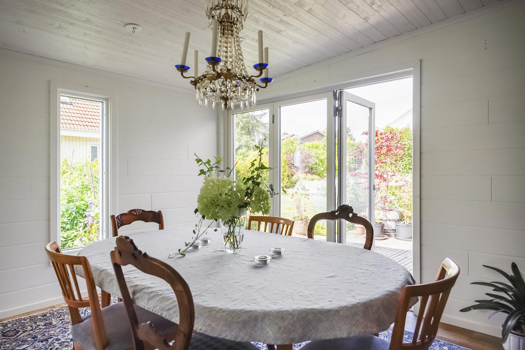 Härligt extrarum med utgång till altan