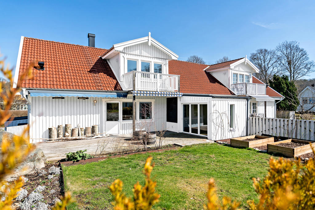 Trivsamt parhus (AI-genererad bild - fasaden kommer att målas vit under våren!)