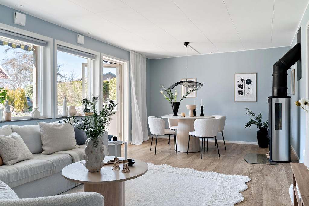 Härligt vardagsrum med braskamin