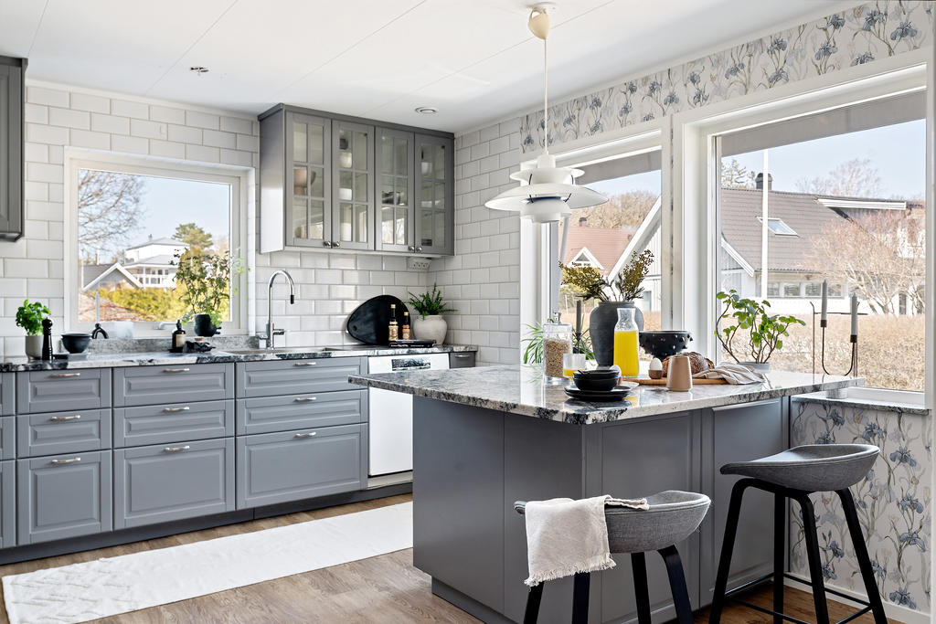 Snyggt renoverat kök med en härlig köksö!