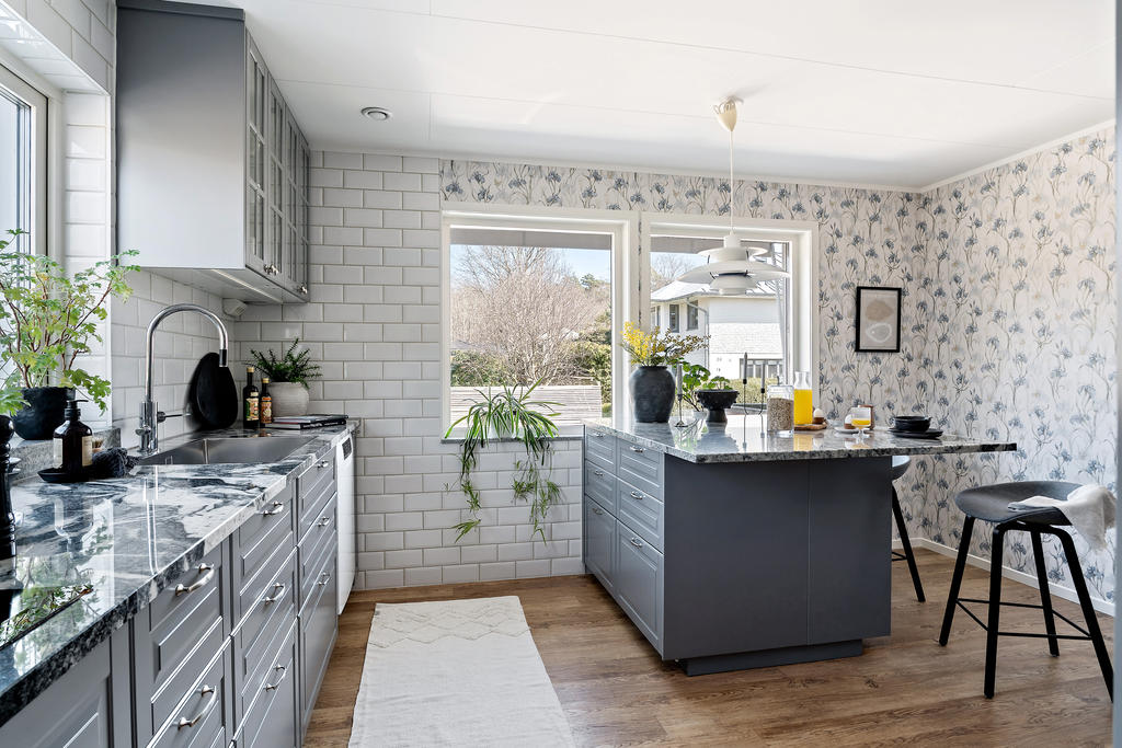 Luftigt kök med köksö