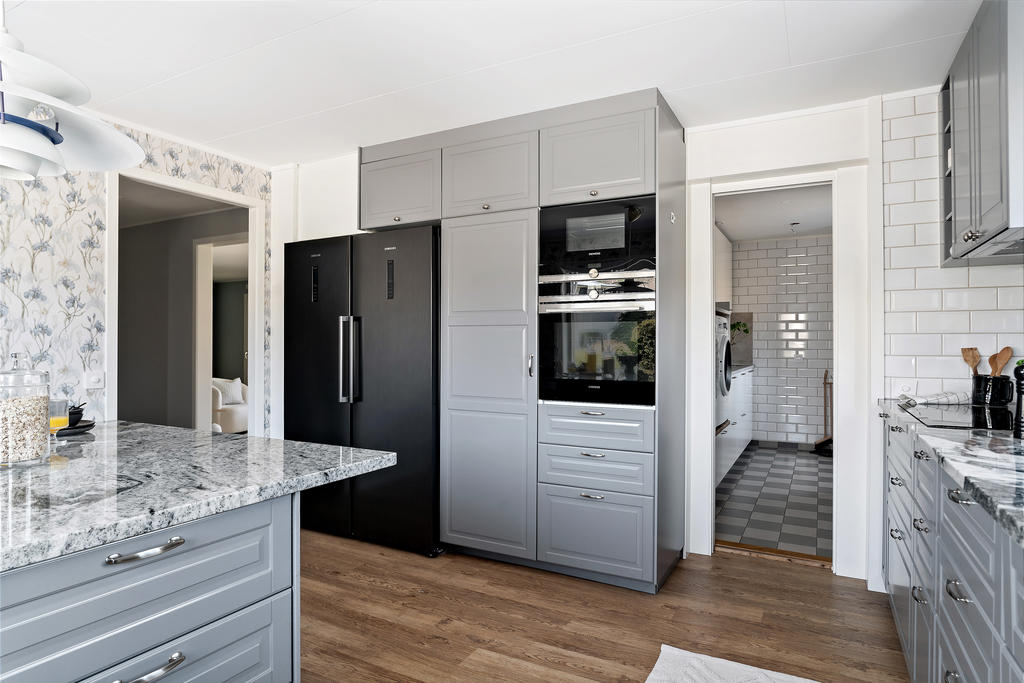 Praktiskt med tvättstuga/groventré innanför köket