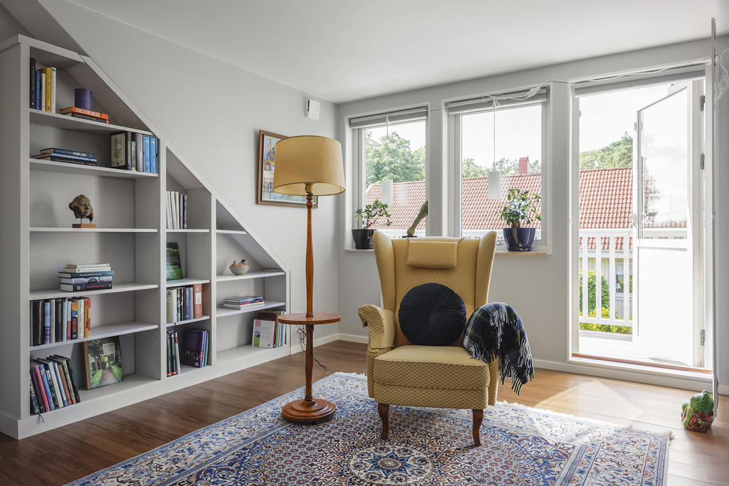 Allrum med utgång till balkong