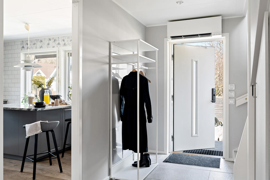 Från hallen tar vi trappan upp till övre plan