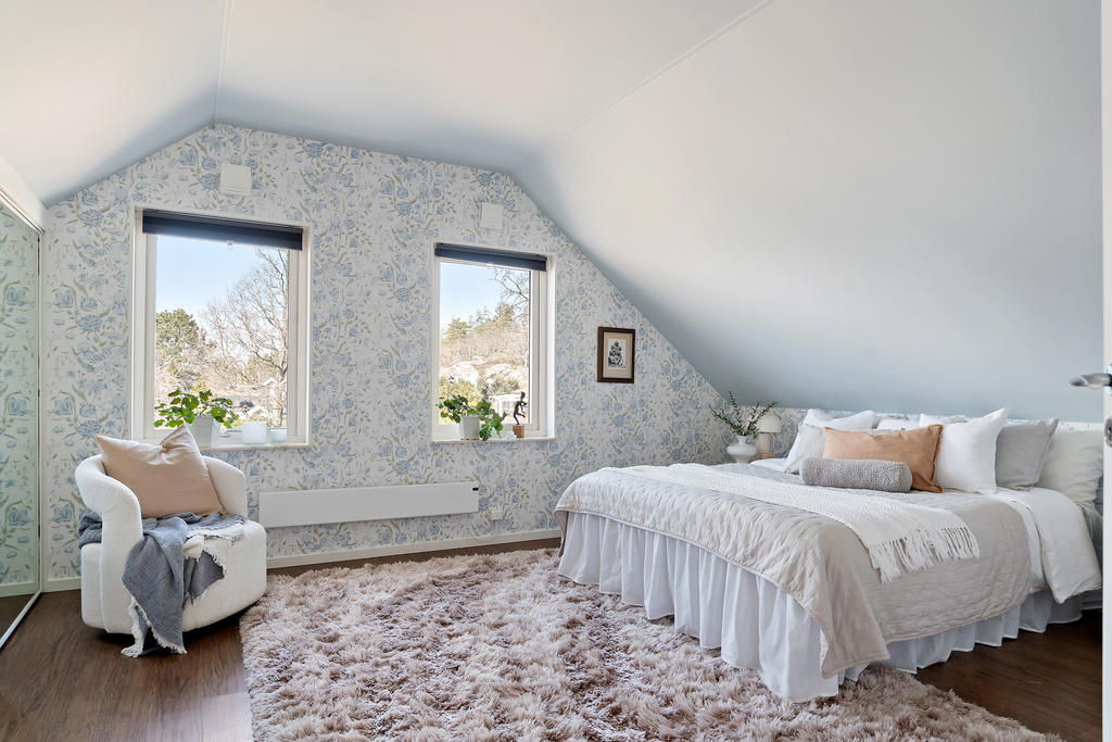 Stort sovrum övre plan