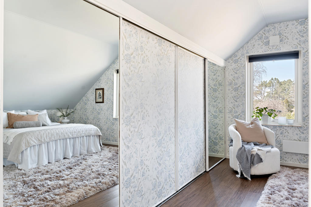 Gott om plats åt förvaring bakom skjutdörrarna