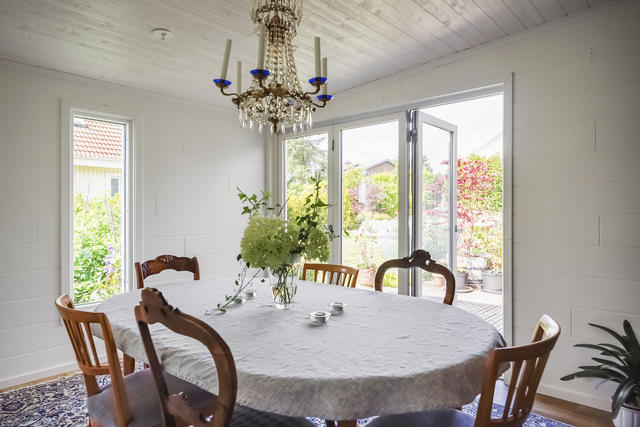 Härligt extrarum med utgång till altan