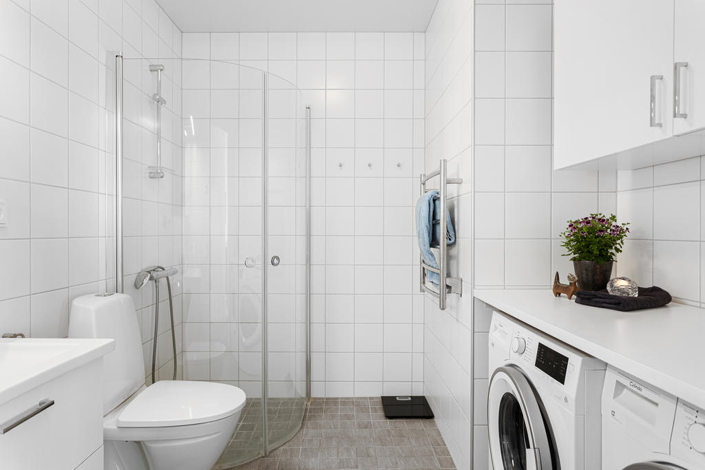 Fräsch, helkaklad wc/dusch med tvättmaskin/torktumlare