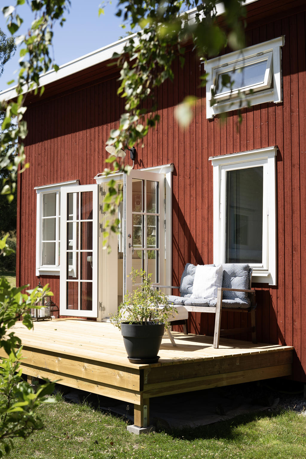 Attefallshus med nybyggd altan