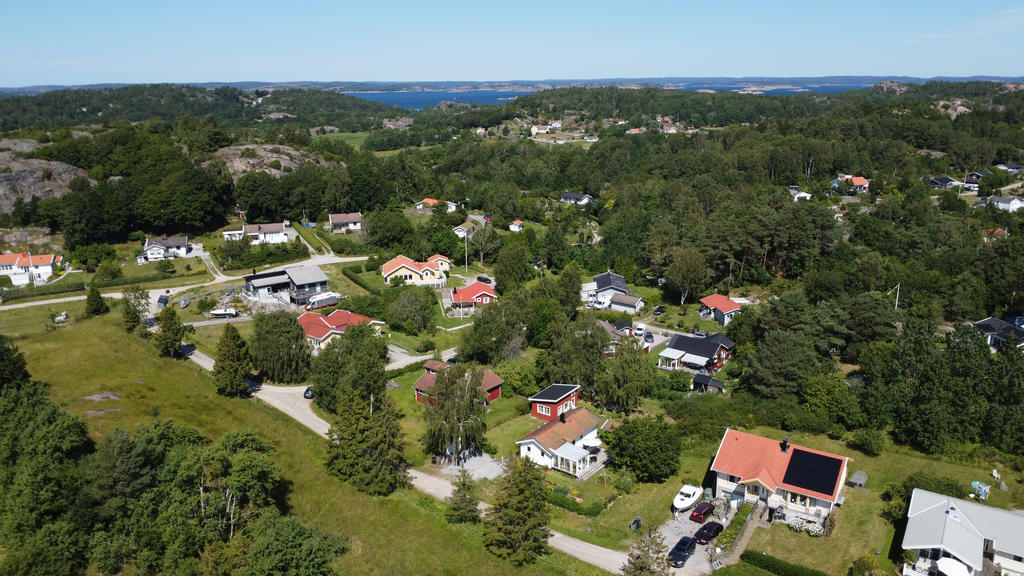 Drönarbild över området och huset