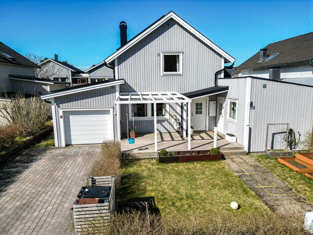 Framsidan med underbar uteplats och sol halva dagen. Resterande sol kommer på baksidan mot eftermiddagen och kvällen. Härifrån såväl som på baksida ges ett otroligt ljusinsläpp in i vardagsrummet. 