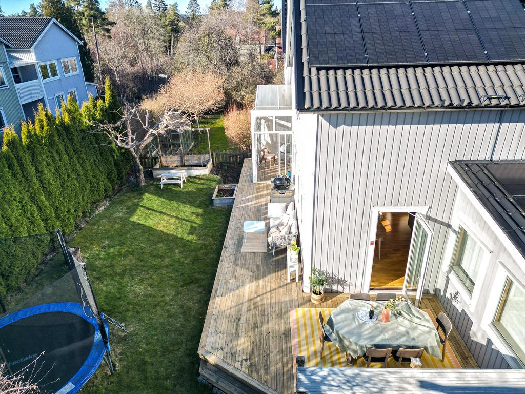 Perfekta utemiljön! Inglasat uterum, kvällssol, garage, solceller, plats för studsmatta, trädgård, odling. Här finns allt! 