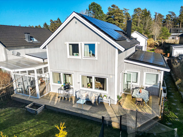 Lövskogsvägen 50 - Solceller på både tak och garage. Uterum och stora altaner i kvällssol! Perfekta gräsmattan med plats för studsmatta. 
