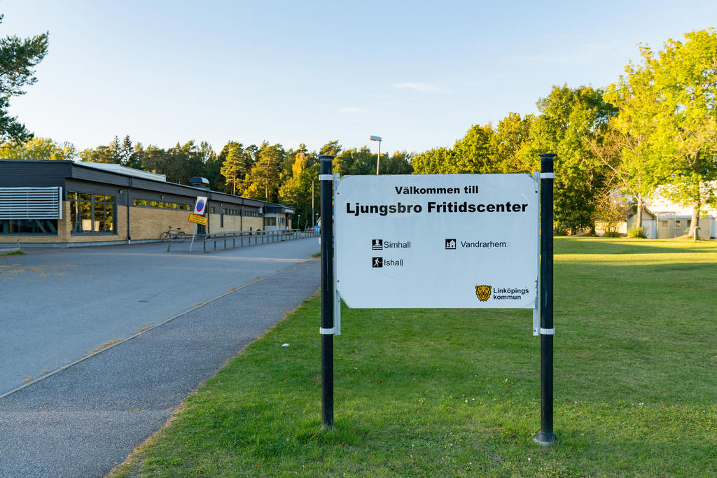 Gym och simhall ligger drygt 1,5 km från tomterna