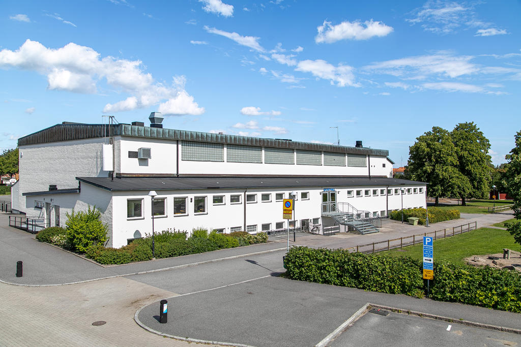 Skola upp till åk 9 med idrottshall