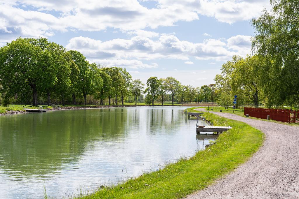 Fantastisk miljö kring Göta Kanal precis intill