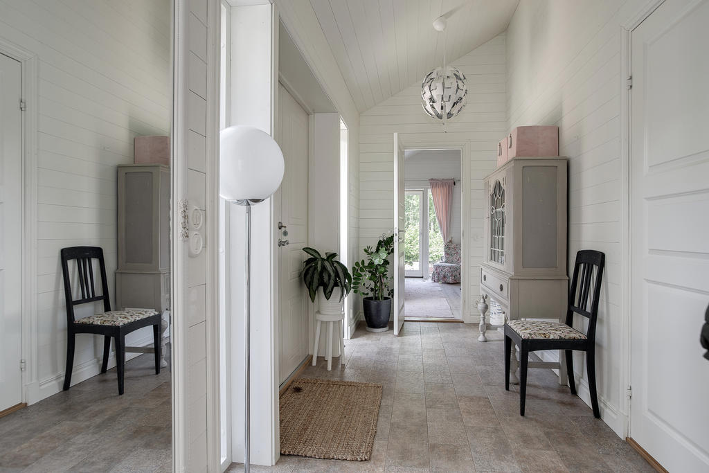 Hall och in mot sovrum 1