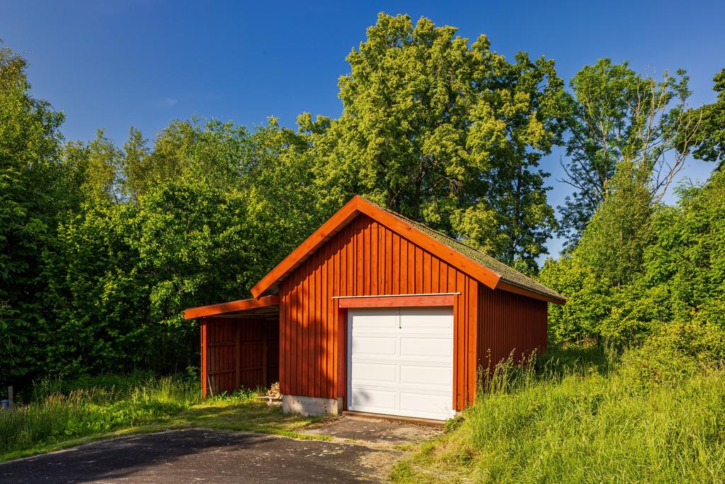 Garage med elport och carport 