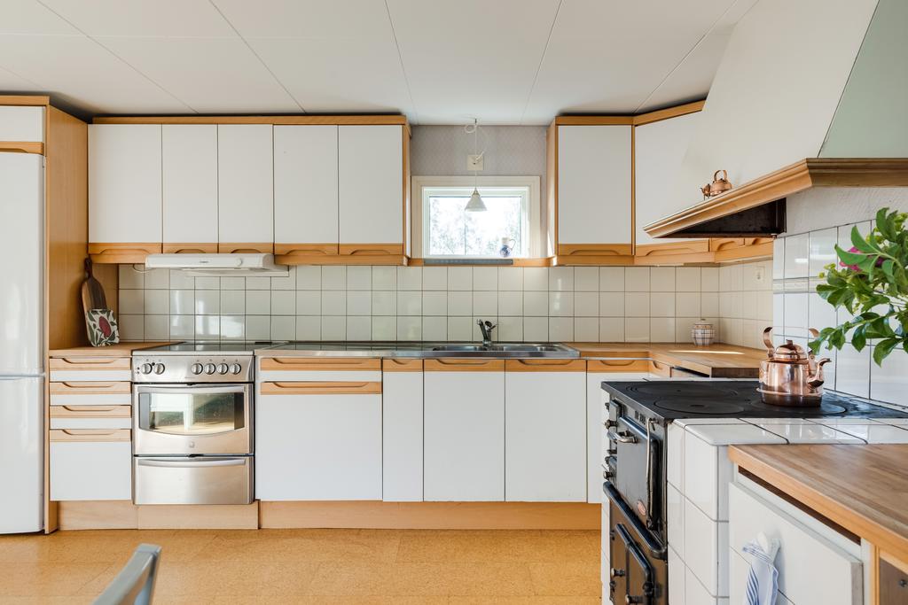 Kök med gott om arbetsytor och förvaring
