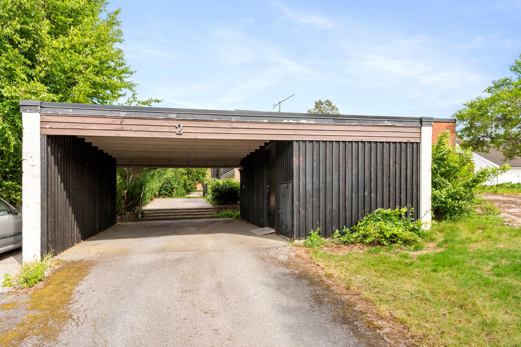Stor carport med förråd