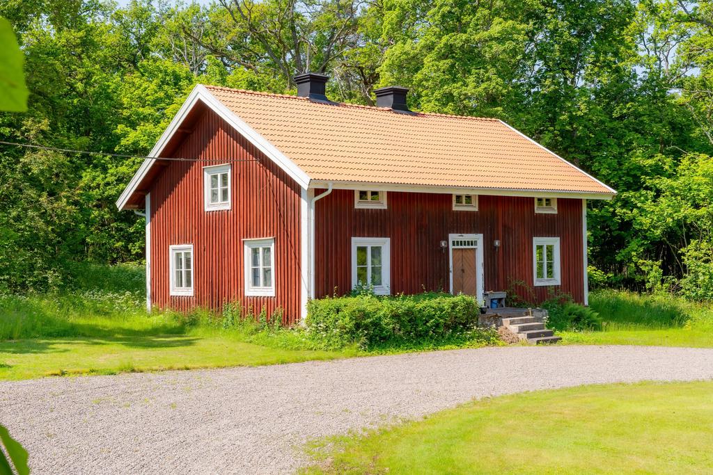 Två flyglar ramar in gårdsbilden
